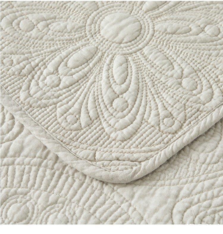 European Style
Double-sided Embroidered Bedding Set Of Three Pieces