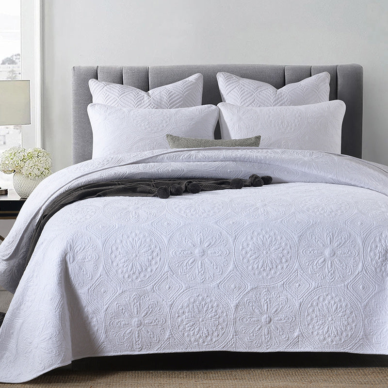 European Style
Double-sided Embroidered Bedding Set Of Three Pieces